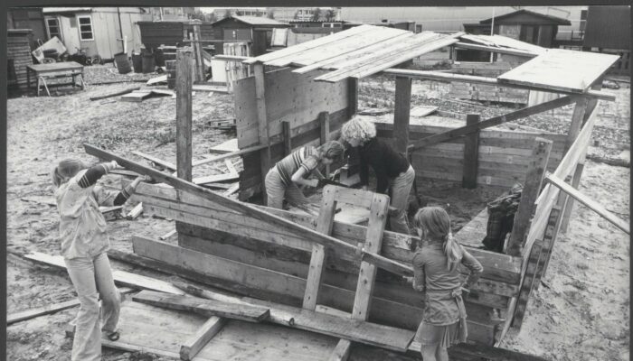 Voor Kinderen Zijn De Loden Waterleidingen Gevaarlijk. Deze Kinderen In De Rode Kruisstraat Waren Zich In 1978 Niet Onbewust Van De Risico’s.
