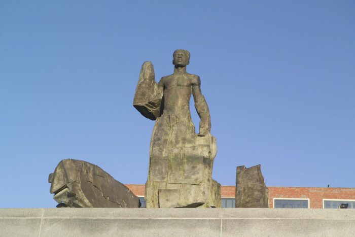 Het Standbeeld Van Anton De Kom