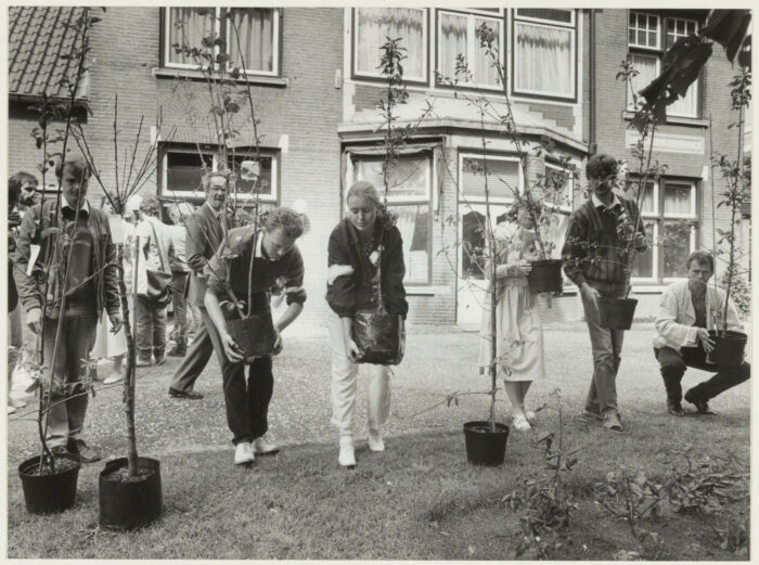 In 1985 Gingen Antiabortusactivisten Anders Te Werk. Een Demonstratie 1985 Bij De Bloemhovekliniek.