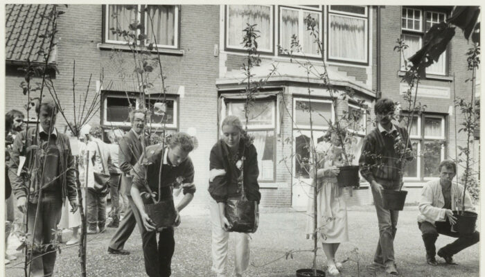 In 1985 Gingen Antiabortusactivisten Anders Te Werk. Een Demonstratie 1985 Bij De Bloemhovekliniek.