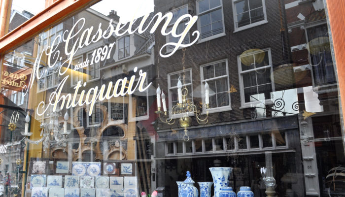 M.C. Gasseling Antiquair In De Nieuwe Spiegelstraat.